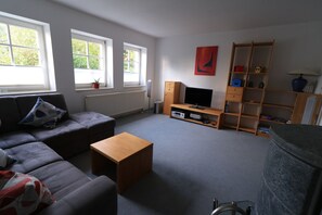 Smart-TV, Kamin, DVD-Player, Bücher