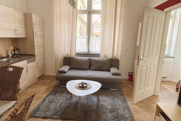 Wohnzimmer mit Schlafcouch und Essbereich