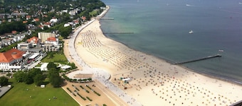 TOP LOCATION, DIRECTLY ON THE BEACH, 32. FLOOR WITH A DREAMLIKE VIEW