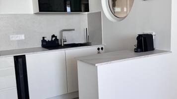Wasserkocher mit Kaffee-/Teezubehör, Kühlschrank, Ofen, Herdplatte