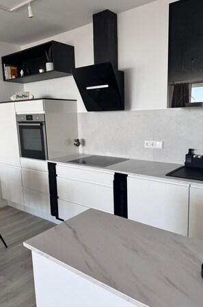 Kühlschrank, Ofen, Herdplatte, Geschirrspüler