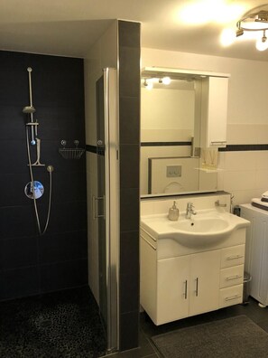 Dusche, Handtücher, Toilettenpapier