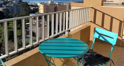 Beautiful sea view apartment, in residence, ideal for couple with or without children