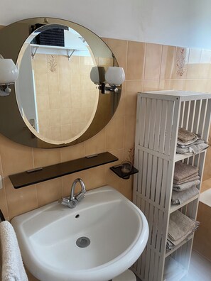 Baignoire, sèche-cheveux, serviettes fournies
