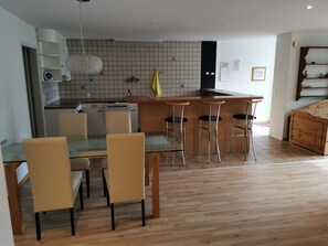 Dining - spacious 1-room apartment (65 sqm) with kitchen, separate bathroom with shower (Horw)