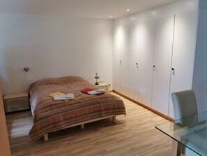 1 bedroom, desk, iron/ironing board, free WiFi - spacious 1-room apartment (65 sqm) with kitchen, separate bathroom with shower (Horw)