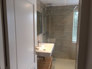 Baignoire, sèche-cheveux, papier toilette