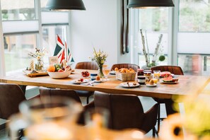 Dining - 5 ***** star beach house (new from 2017), outdoor whirlpool, sauna, WiFi, wellness (Karlshagen)