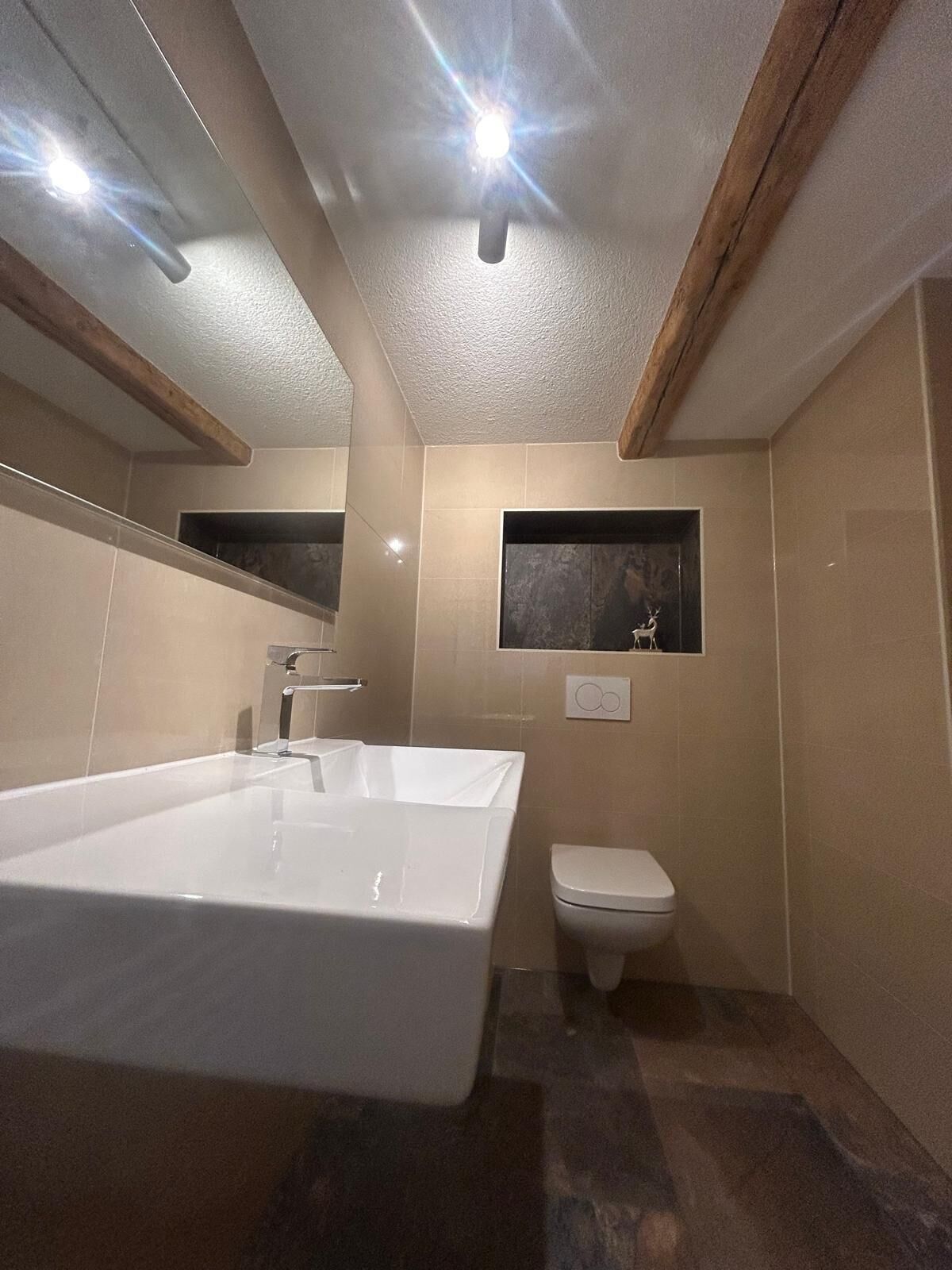 Douche, sèche-cheveux, savon, papier toilette
