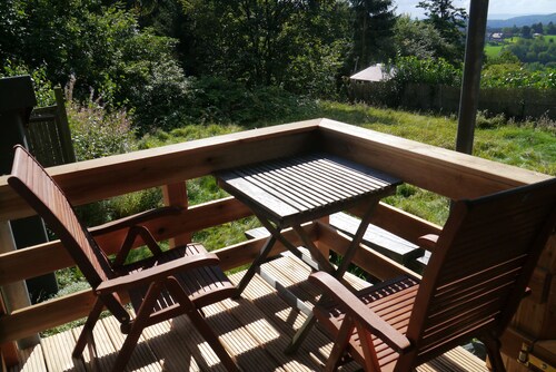 Acogedor apartamento con terraza de madera, chimenea y wifi gratis.