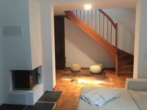 Televisión, chimenea, reproductor de DVD, videoteca