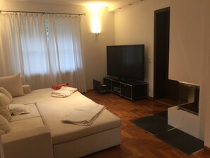 Televisión, chimenea, reproductor de DVD, videoteca