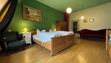 6 bedrooms, desk, iron/ironing board, travel crib
