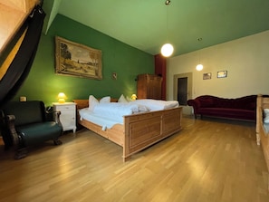 6 habitaciones, escritorio y tabla de planchar con plancha