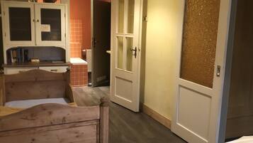 6 bedrooms, desk, iron/ironing board, travel cot