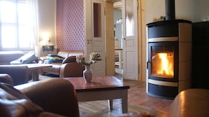 Televisión, chimenea, reproductor de DVD y tenis de mesa