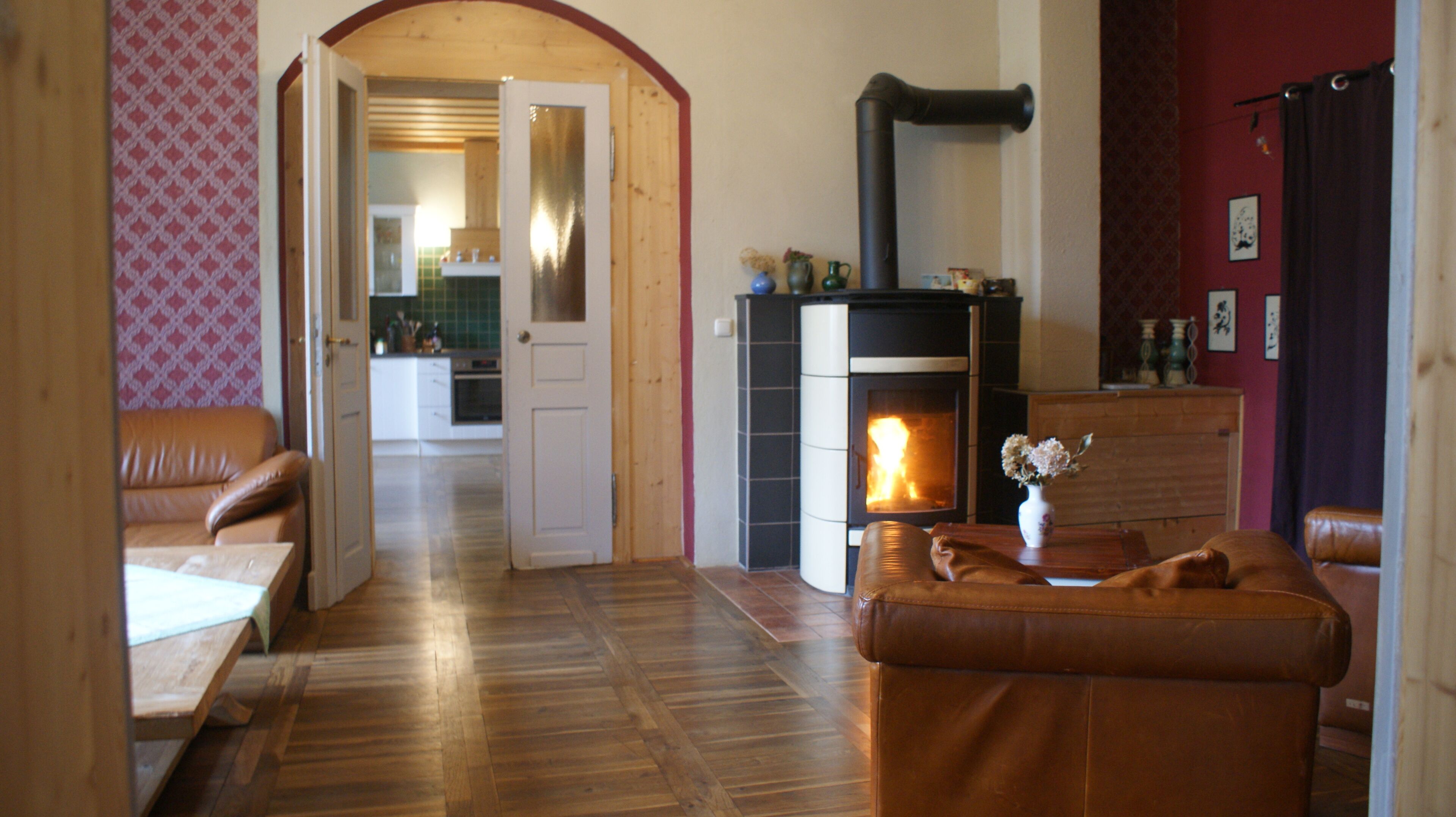 TV, lareira, DVD player, mesa de pingue-pongue