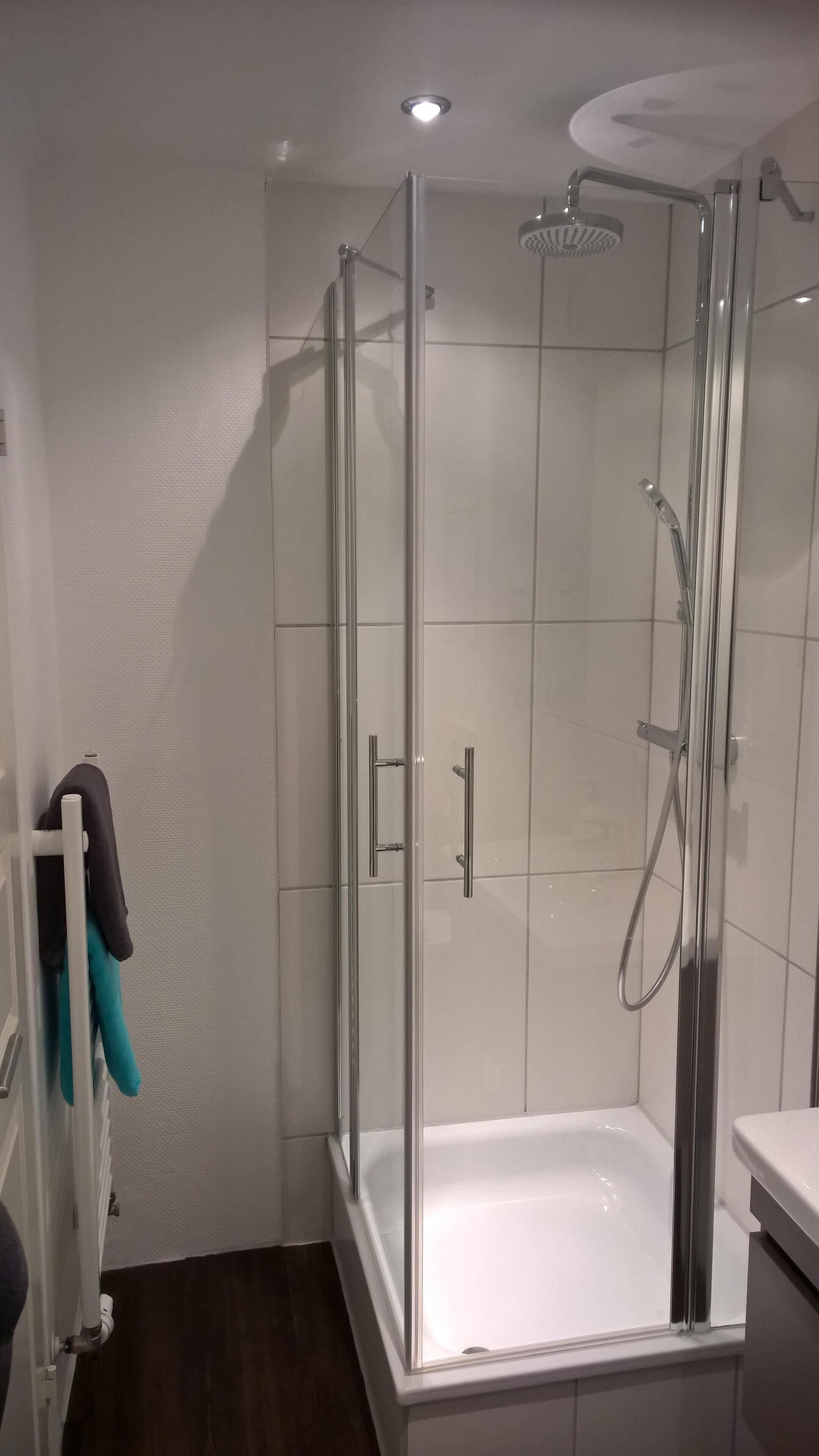 Douche, sèche-cheveux, serviettes fournies