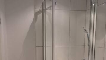 Douche, sĂšche-cheveux, serviettes fournies
