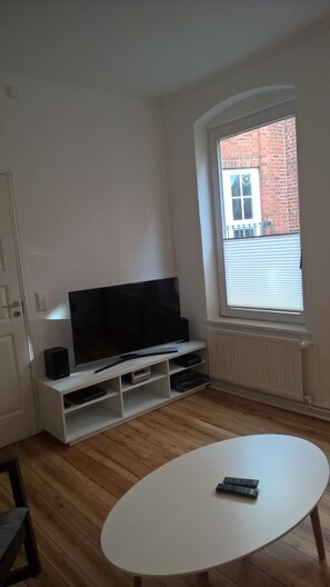 Fernseher, DVD-Player, Bücher, Stereoanlage