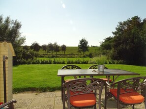 Outdoor dining - Friedrichskoog-Spitze, dike view, quiet location, short distances, family friendly (Friedrichskoog)