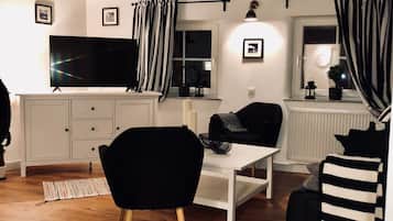 TV, caminetto, libri