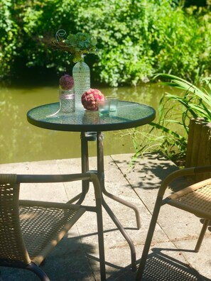 Outdoor dining - Cottage located directly on the water  (Gaden/Pförring)