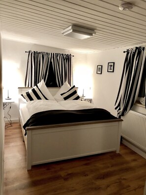 3 bedrooms, WiFi, bed sheets - Cottage located directly on the water  (Gaden/Pförring)