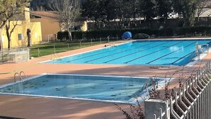 A swimming pool with a view of a mountainous landscape. - Centrally located in Pollensa with wonderful roof terrace views (Pollença)