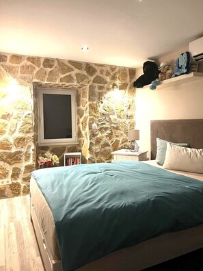 3 bedrooms, desk, iron/ironing board, free WiFi
