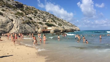 Ubicación cercana a la playa y tumbonas