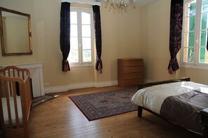 8 chambres, fer et planche à repasser, accès au Wi-Fi (inclus)