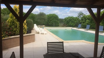 Una piscina al aire libre, una piscina climatizada