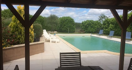 Villa avec la piscine , cinéma privé; dormir 23. 