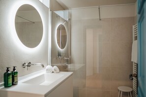 Ensemble baignoire-douche, séchoir à cheveux, serviettes fournies, savon