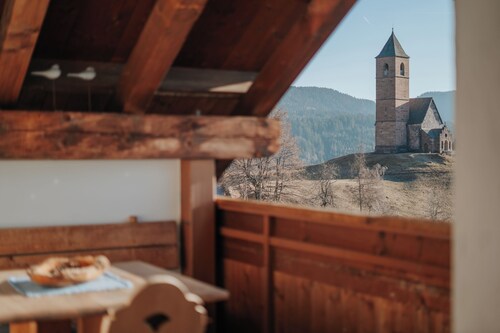 Quiet, very sunny location with phenomenal views over Merano and the surrounding area.