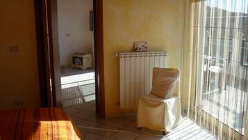 Baignoire, sĂšche-cheveux, serviettes fournies
