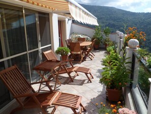 Outdoor dining - Holiday house in Italy, quietly but not lonely, wonderful view to the sea (Falerna)