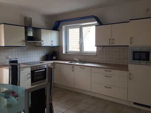 Frigorifero, microonde, forno, piano cottura