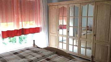 2 Schlafzimmer, BĂŒgeleisen/BĂŒgelbrett, Reisekinderbett, WLAN