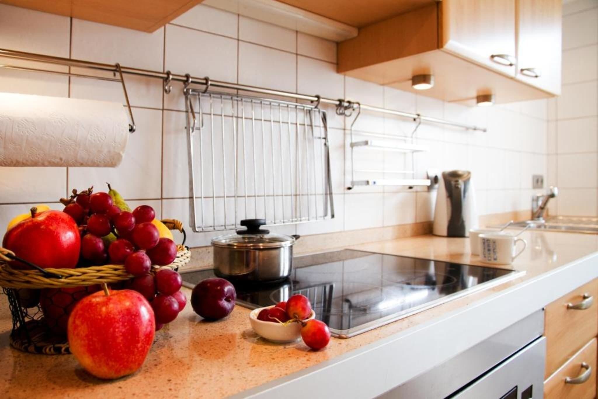 Refrigerador, horno, parrilla de estufa y cafetera y tetera 