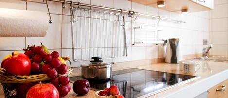 Kjøleskap, ovn, kokeplater og kaffetrakter/tekoker