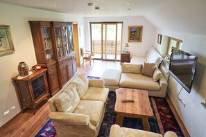 TV, caminetto, libri