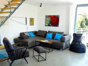 Una televisión, libros, un reproductor estéreo