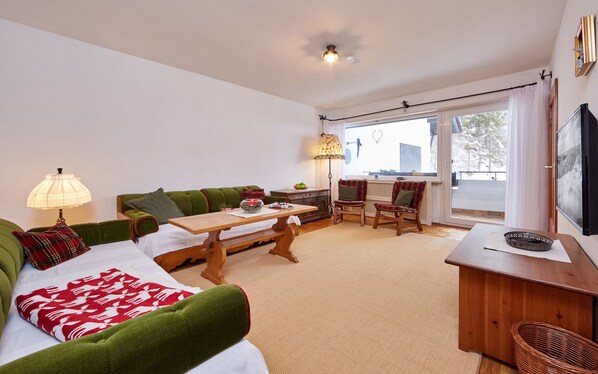 Una Smart TV, libros, una biblioteca de música