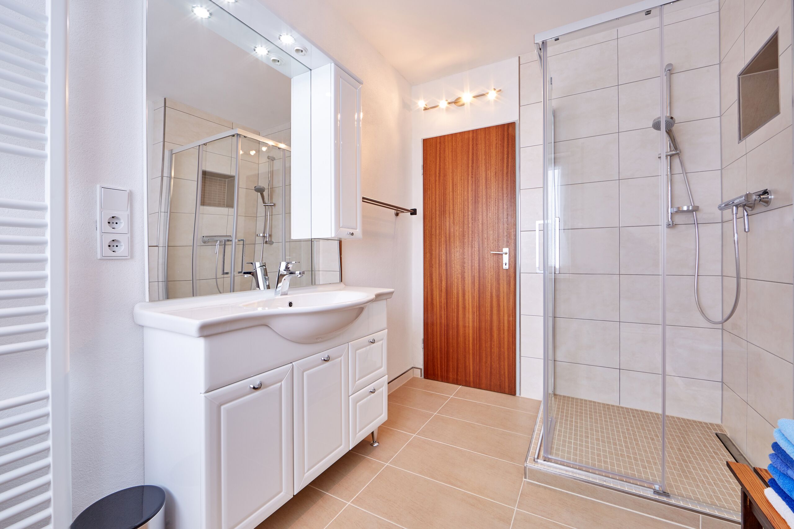 Een douche, een haardroger, handdoeken, toiletpapier