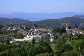 Blick auf das wunderschöne Dorf mit einem Teil der Ägäis und Euböa im Hintergrun