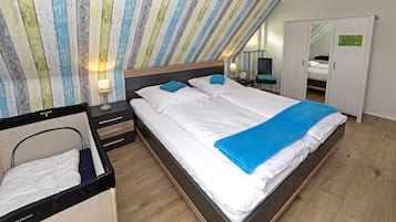 5 bedrooms, in-room safe, iron/ironing board, travel cot