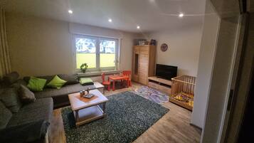 Smart TV, pebolim, livros, biblioteca musical