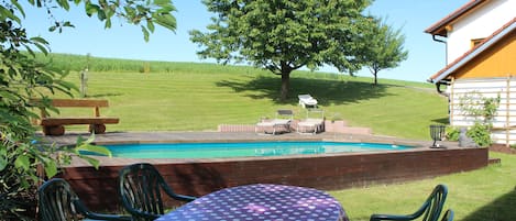 Una piscina al aire libre, una piscina climatizada